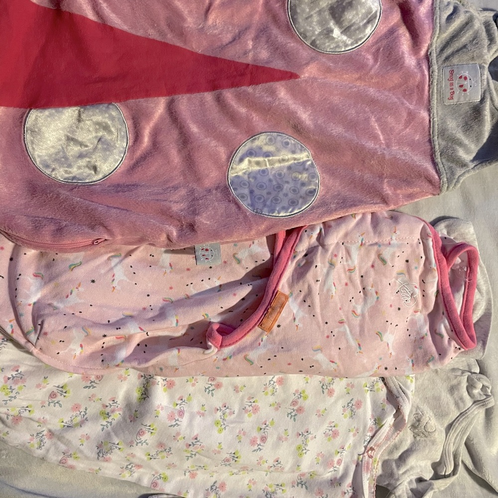 1 sleeper blanket, 1 swaddled, and 2 sleeper/night gowns.